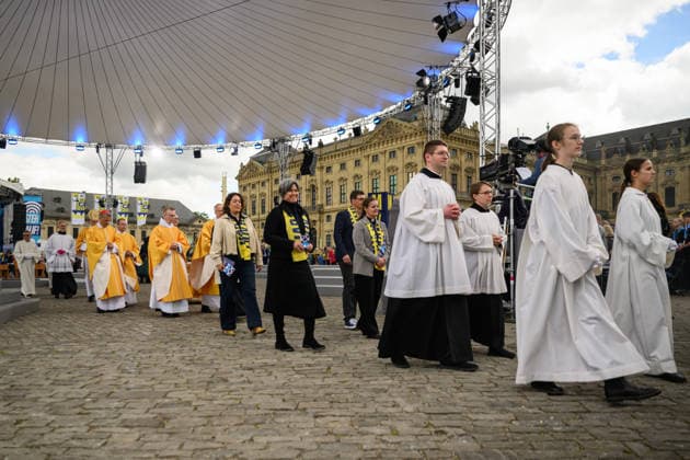 The 104th German Catholic Convention in Wuerzburg ended on Sunday 17 May 2026 with a closing service on the Residenzplatz Tens of thousands of participants have attended the Christian meeting since Wednesday evening In addition to internal church issues such as the abuse scandal, the lay mee Copyright: epd-bild DanielxPeter 260517_abschlussgottedienst_katholikentag_dsc_6405