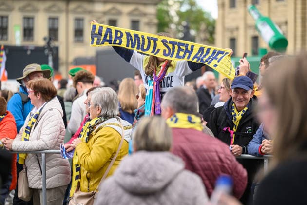 The 104th German Catholic Convention in Wuerzburg ended on Sunday 17 May 2026 with a closing service on the Residenzplatz Tens of thousands of participants have attended the Christian meeting since Wednesday evening In addition to internal church issues such as the abuse scandal, the lay mee Copyright: epd-bild DanielxPeter 260517_abschlussgottedienst_katholikentag_dsc_6429