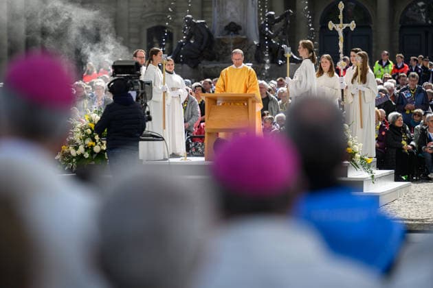 The 104th German Catholic Convention in Wuerzburg came to an end on Sunday 17 05 2026 with a closing service on Residenzplatz Photo Deacon Manfred Mueller Müller Tens of thousands of participants have attended the Christian gathering since Wednesday e Copyright: epd-bild DanielxPeter 260517_abschlussgottedienst_katholikentag_dsc_6010