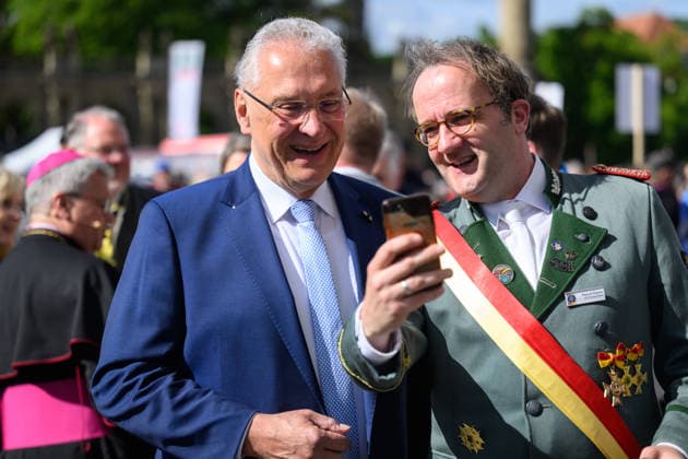 The 104th German Catholic Convention in Wuerzburg came to an end on Sunday 17 May 2026 with a closing service on Residenzplatz Photo left Joachim Herrmann CSU , Bavarian Minister of the Interior Tens of thousands of participants Copyright: epd-bild DanielxPeter 260517_abschlussgottedienst_katholikentag_dsc_5617