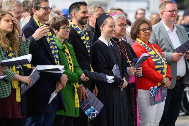 Mit einem Schlussgottesdienst ging am Sonntag (17.05.2026) auf dem Residenzplatz der 104. Deutsche Katholikentag in Wuerzburg zu Ende. (Foto: Oberbuergermeister von Wuerzburg, Martin Heilig (Buendnis 90 Die Gruenen, 3.v.l.); Beate Gilles (4.v.l.), Generalsekretaerin der Deutschen Bischofskonferenz (DBK); ZdK-Generalsekretaer Marc Frings (5.v.l.) Erzbischof Udo Markus Bentz (7.v.l.), Gastgeber des 105. Deutschen Katholikentags Paderborn 2028; Nadine Mersch (8.v.l.), Vorsitzende des Dioezesankomitees im Erzbistum Paderborn) Zehntausende Teilnehmerinnen und Teilnehmer haben das Christentreffen seit Mittwochabend besucht. Neben innerkirchlichen Themen wie dem Missbrauchsskandal wurde das Laientreffen von Debatten zu weltweiten Kriegen, zum Klim Copyright: epd-bild DanielxPeter epd-Katholikentag_Wuerzburg216-kopieren