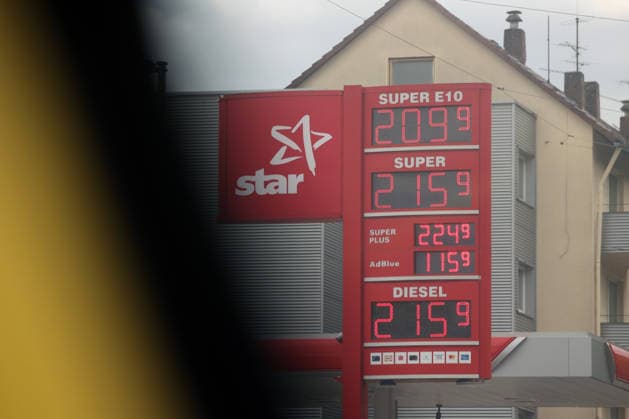 The fuel discount has been in force since 01 05 2026 The German government has reduced the energy tax on petrol and diesel until the end of June The savings are expected to be around 17 cents per liter STAR Tankstelle in Siegen am Mittag nach 12 00 Uhr The current fuel prices are over 2 Euro Tankstelle, Spritpreise am 17 05 2026 in Siegen Germany
