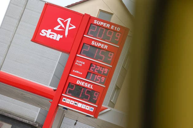 The fuel discount has been in force since 01 05 2026 The German government has reduced the energy tax on petrol and diesel until the end of June The savings are expected to be around 17 cents per liter STAR Tankstelle in Siegen am Mittag nach 12 00 Uhr The current fuel prices are over 2 Euro Tankstelle, Spritpreise am 17 05 2026 in Siegen Germany