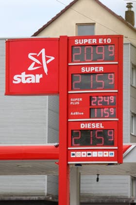 The fuel discount has been in force since 01 05 2026 The German government has reduced the energy tax on petrol and diesel until the end of June The savings are expected to be around 17 cents per liter STAR Tankstelle in Siegen am Mittag nach 12 00 Uhr The current fuel prices are over 2 Euro Tankstelle, Spritpreise am 17 05 2026 in Siegen Germany
