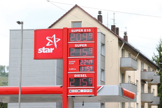 The fuel discount has been in force since 01 05 2026 The German government has reduced the energy tax on petrol and diesel until the end of June The savings are expected to be around 17 cents per liter STAR Tankstelle in Siegen am Mittag nach 12 00 Uhr The current fuel prices are over 2 Euro Tankstelle, Spritpreise am 17 05 2026 in Siegen Germany