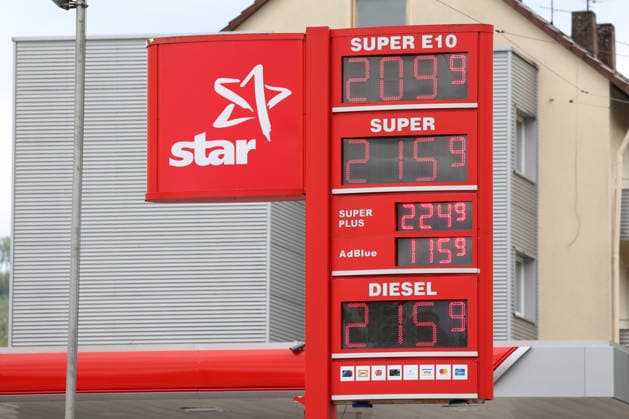 The fuel discount has been in force since 01 05 2026 The German government has reduced the energy tax on petrol and diesel until the end of June The savings are expected to be around 17 cents per liter STAR Tankstelle in Siegen am Mittag nach 12 00 Uhr The current fuel prices are over 2 Euro Tankstelle, Spritpreise am 17 05 2026 in Siegen Germany