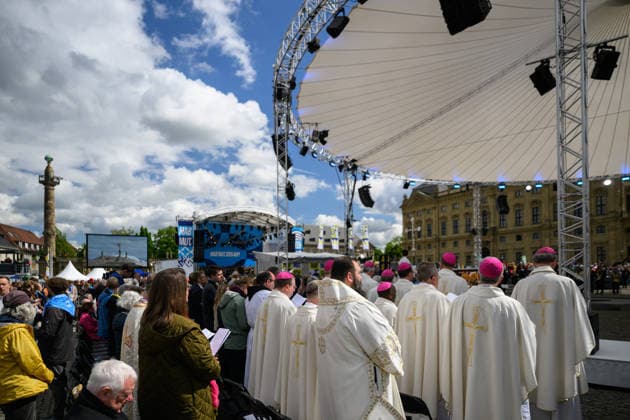 The 104th German Catholic Convention in Würzburg ended on Sunday 17 May 2026 with a closing service on the Residenzplatz Tens of thousands of participants have attended the Christian meeting since Wednesday evening In addition to internal church issues such as the abuse scandal, the lay meet Copyright: epd-bild DanielxPeter 260517_abschlussgottedienst_katholikentag_dsc_6250