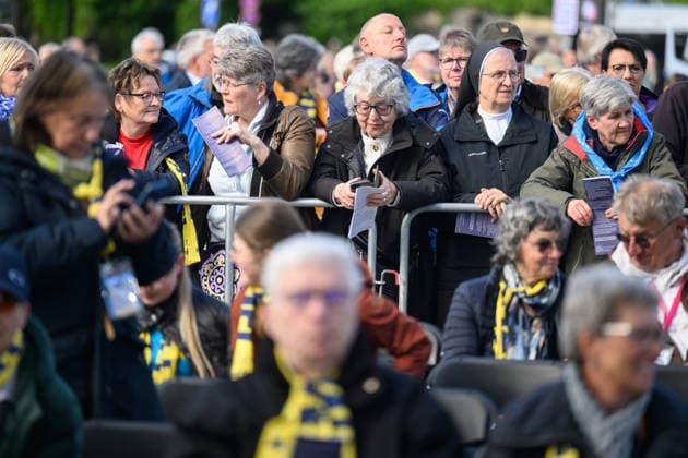 The 104th German Catholic Convention in Würzburg ended on Sunday 17 May 2026 with a closing service on the Residenzplatz Tens of thousands of participants have attended the Christian meeting since Wednesday evening In addition to internal church issues such as the abuse scandal, the lay meet Copyright: epd-bild DanielxPeter 260517_abschlussgottedienst_katholikentag_dsc_5491