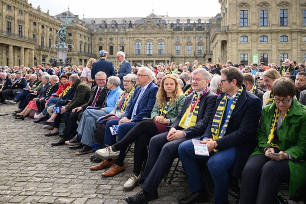 The 104th German Catholic Convention in Würzburg ended on Sunday 17 May 2026 with a closing service on the Residenzplatz Tens of thousands of participants have attended the Christian meeting since Wednesday evening In addition to internal church issues such as the abuse scandal, the lay meet Copyright: epd-bild DanielxPeter 260517_abschlussgottedienst_katholikentag_dsc_5773
