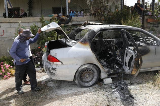 Palestinians inspect damage after settler attack near Hebron Palestinians inspect damage at the site of an attack carried out by Israeli settlers targeting Palestinian vehicles and property in the town of Surif northwest of Hebron in the occupied West Bank on May 17, 2026. Settlers set fire to a vehicle and spray-painted racist slogans at the scene, amid anger and condemnation among Palestinian residents over repeated attacks on their property. Photo by Mamoun Wazwaz apaimages Hebron West Bank Palestinian Territory 170526_Hebron_MW_00(34) Copyright: xapaimagesxMamounxWazwazx xapaimagesx