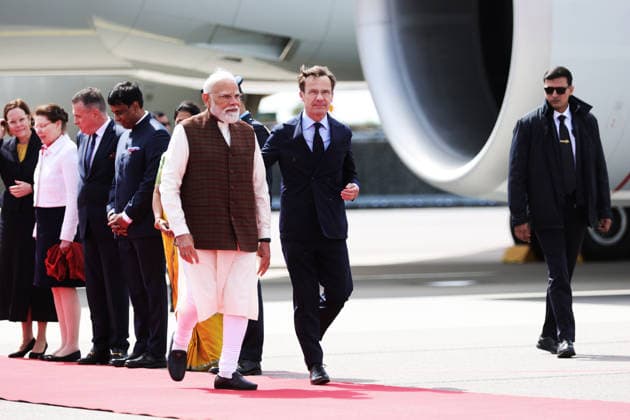 GÖTEBORG, SWEDEN 20260517 Prime Minister Ulf Kristersson M welcomes Indian Prime Minister Narendra Modi at Landvetter The leaders will have bilateral meetings and participate in discussions with European business leaders on innovation and trade, in Gothenburg, Sweden, Sunday, May 17, 2026 GÖTEBORG SWEDEN x9200x  Copyright: xAdamxIhse TTx MODI I GÖTEBORG w7MYH9LlOZI