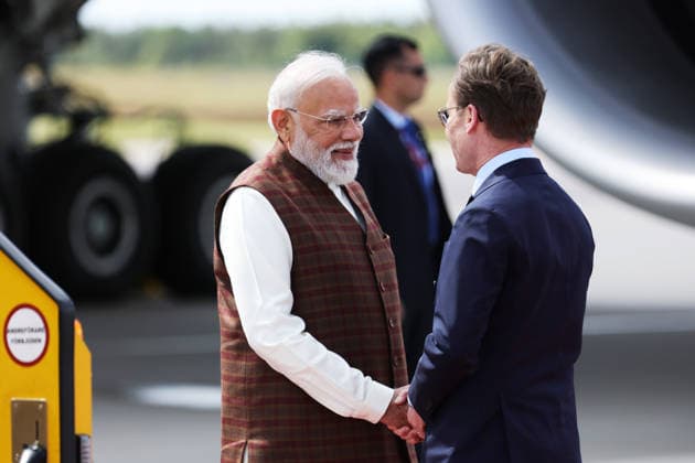 Sweden s Prime Minister Ulf Kristersson welcomes Indian Prime Minister Narendra Modi at Landvetter airport The leaders will have bilateral meetings and participate in discussions with European business leaders on innovation and trade, in Gothenburg, Sweden, Sunday 17 May 2026 GOTHENBURG SWEDEN x9200x  Copyright: xAdamxIhse TTx MODI IN GOTHENBURG JCx6QNDLGhA