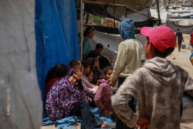 RECORD DATE NOT STATED Hot Meals Distributed to Displaced Palestinians in Gaza (INT) Hot Meals Distributed to Displaced Palestinians in Gaza. May 17, 2026 Gaza, Palestine: Displaced Palestinian families, including many children, wait in long queues carrying containers to receive cooked meals distributed by a charity organization in Gaza City. Local and international charities continue providing food assistance to families living in makeshift shelters amid severe humanitarian conditions and ongoing shortages across the Gaza Strip. Credit: Hashem Zimmo Thenews2(Foto: Hashem Zimmo Thenews2 imago images) Hot Meals Distributed to Displaced Palestinians in Gaza  Copyright: xHashemxZimmox