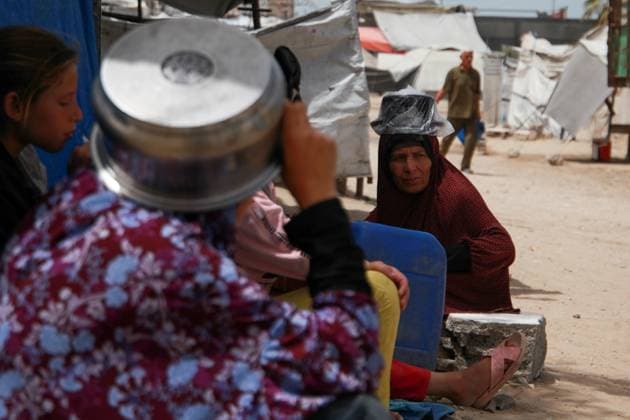 RECORD DATE NOT STATED Hot Meals Distributed to Displaced Palestinians in Gaza (INT) Hot Meals Distributed to Displaced Palestinians in Gaza. May 17, 2026 Gaza, Palestine: Displaced Palestinian families, including many children, wait in long queues carrying containers to receive cooked meals distributed by a charity organization in Gaza City. Local and international charities continue providing food assistance to families living in makeshift shelters amid severe humanitarian conditions and ongoing shortages across the Gaza Strip. Credit: Hashem Zimmo Thenews2(Foto: Hashem Zimmo Thenews2 imago images) Hot Meals Distributed to Displaced Palestinians in Gaza  Copyright: xHashemxZimmox