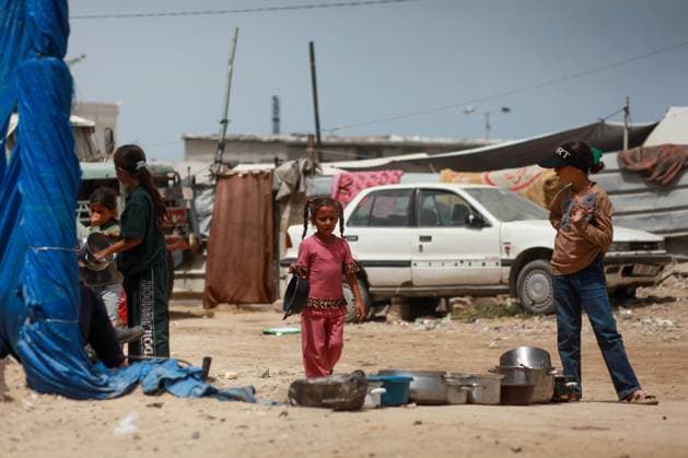 RECORD DATE NOT STATED Hot Meals Distributed to Displaced Palestinians in Gaza (INT) Hot Meals Distributed to Displaced Palestinians in Gaza. May 17, 2026 Gaza, Palestine: Displaced Palestinian families, including many children, wait in long queues carrying containers to receive cooked meals distributed by a charity organization in Gaza City. Local and international charities continue providing food assistance to families living in makeshift shelters amid severe humanitarian conditions and ongoing shortages across the Gaza Strip. Credit: Hashem Zimmo Thenews2(Foto: Hashem Zimmo Thenews2 imago images) Hot Meals Distributed to Displaced Palestinians in Gaza  Copyright: xHashemxZimmox
