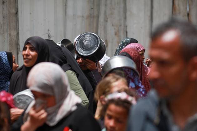 RECORD DATE NOT STATED Hot Meals Distributed to Displaced Palestinians in Gaza (INT) Hot Meals Distributed to Displaced Palestinians in Gaza. May 17, 2026 Gaza, Palestine: Displaced Palestinian families, including many children, wait in long queues carrying containers to receive cooked meals distributed by a charity organization in Gaza City. Local and international charities continue providing food assistance to families living in makeshift shelters amid severe humanitarian conditions and ongoing shortages across the Gaza Strip. Credit: Hashem Zimmo Thenews2(Foto: Hashem Zimmo Thenews2 imago images) Hot Meals Distributed to Displaced Palestinians in Gaza  Copyright: xHashemxZimmox