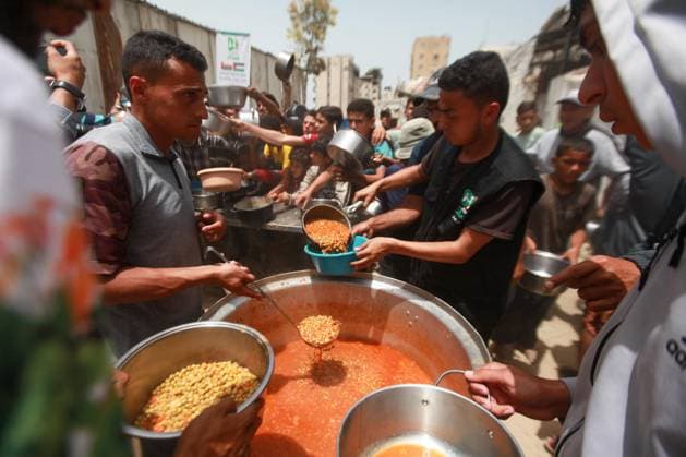RECORD DATE NOT STATED Hot Meals Distributed to Displaced Palestinians in Gaza (INT) Hot Meals Distributed to Displaced Palestinians in Gaza. May 17, 2026 Gaza, Palestine: Displaced Palestinian families, including many children, wait in long queues carrying containers to receive cooked meals distributed by a charity organization in Gaza City. Local and international charities continue providing food assistance to families living in makeshift shelters amid severe humanitarian conditions and ongoing shortages across the Gaza Strip. Credit: Hashem Zimmo Thenews2(Foto: Hashem Zimmo Thenews2 imago images) Hot Meals Distributed to Displaced Palestinians in Gaza  Copyright: xHashemxZimmox