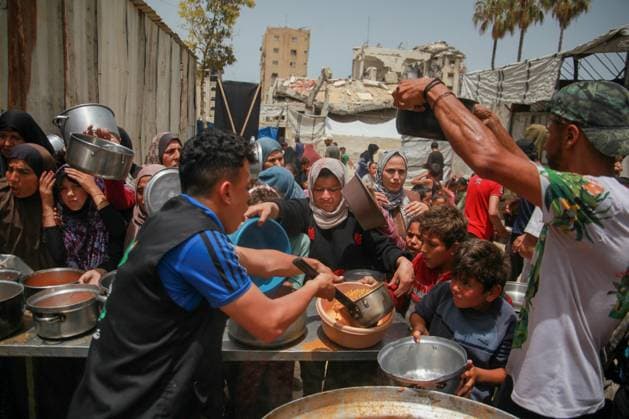 RECORD DATE NOT STATED Hot Meals Distributed to Displaced Palestinians in Gaza (INT) Hot Meals Distributed to Displaced Palestinians in Gaza. May 17, 2026 Gaza, Palestine: Displaced Palestinian families, including many children, wait in long queues carrying containers to receive cooked meals distributed by a charity organization in Gaza City. Local and international charities continue providing food assistance to families living in makeshift shelters amid severe humanitarian conditions and ongoing shortages across the Gaza Strip. Credit: Hashem Zimmo Thenews2(Foto: Hashem Zimmo Thenews2 imago images) Hot Meals Distributed to Displaced Palestinians in Gaza  Copyright: xHashemxZimmox