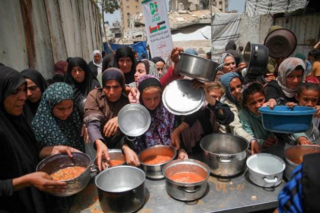 RECORD DATE NOT STATED Hot Meals Distributed to Displaced Palestinians in Gaza (INT) Hot Meals Distributed to Displaced Palestinians in Gaza. May 17, 2026 Gaza, Palestine: Displaced Palestinian families, including many children, wait in long queues carrying containers to receive cooked meals distributed by a charity organization in Gaza City. Local and international charities continue providing food assistance to families living in makeshift shelters amid severe humanitarian conditions and ongoing shortages across the Gaza Strip. Credit: Hashem Zimmo Thenews2(Foto: Hashem Zimmo Thenews2 imago images) Hot Meals Distributed to Displaced Palestinians in Gaza  Copyright: xHashemxZimmox