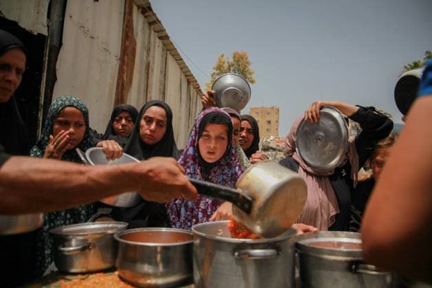 RECORD DATE NOT STATED Hot Meals Distributed to Displaced Palestinians in Gaza (INT) Hot Meals Distributed to Displaced Palestinians in Gaza. May 17, 2026 Gaza, Palestine: Displaced Palestinian families, including many children, wait in long queues carrying containers to receive cooked meals distributed by a charity organization in Gaza City. Local and international charities continue providing food assistance to families living in makeshift shelters amid severe humanitarian conditions and ongoing shortages across the Gaza Strip. Credit: Hashem Zimmo Thenews2(Foto: Hashem Zimmo Thenews2 imago images) Hot Meals Distributed to Displaced Palestinians in Gaza  Copyright: xHashemxZimmox