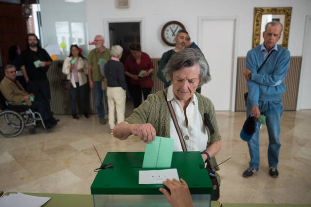Andalusian regional elections in Malaga, Spain - 17 May 2026 An elderly woman is seen casting her vote inside a ballot box during the Andalusian regional elections. Thousands of Andalusians are called to vote for a new candidate to lead the Andalusian government as polls suggesting the People s Party (Spain) could secure an absolute majority. Malaga Spain Copyright: xJesusxMeridax xSOPAxImagesx 17052026_JMERIDA1-13