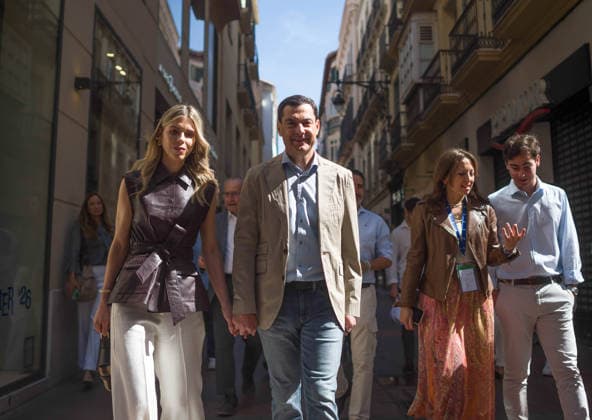 Andalusian regional elections in Malaga, Spain - 17 May 2026 Andalusian Popular Party leader and candidate for reelection to lead the Andalusian government, Juan Manuel Moreno Bonilla, is seen accompanied by his wife Manuela Villena as they walk after casting his vote during Andalusian regional elections. Thousands of Andalusians are called to vote for a new candidate to lead the Andalusian government as polls suggesting the People s Party (Spain) could secure an absolute majority. Malaga Spain Copyright: xJesusxMeridax xSOPAxImagesx 17052026_JMERIDA1-18