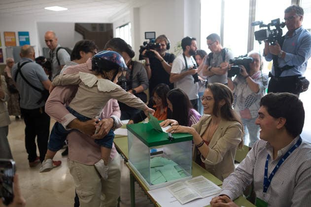Andalusian regional elections in Malaga, Spain - 17 May 2026 A man and his daughter are seen casting their vote during Andalusian regional elections. Thousands of Andalusians are called to vote for a new candidate to lead the Andalusian government as polls suggesting the People s Party (Spain) could secure an absolute majority. Malaga Spain Copyright: xJesusxMeridax xSOPAxImagesx 17052026_JMERIDA1-3