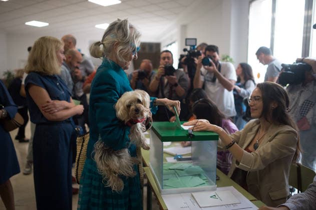 Andalusian regional elections in Malaga, Spain - 17 May 2026 An elderly woman is seen holding a dog as she casts her vote during Andalusian regional elections. Thousands of Andalusians are called to vote for a new candidate to lead the Andalusian government as polls suggesting the People s Party (Spain) could secure an absolute majority. Malaga Spain Copyright: xJesusxMeridax xSOPAxImagesx 17052026_JMERIDA1-4
