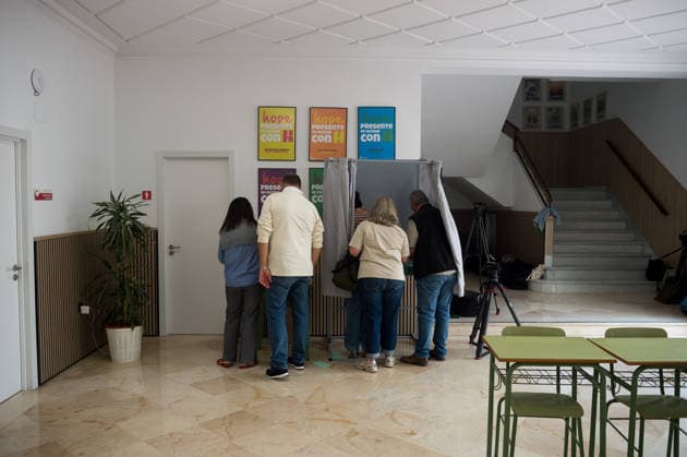 Andalusian regional elections in Malaga, Spain - 17 May 2026 People are seen looking at the ballots during Andalusian regional elections. Thousands of Andalusians are called to vote for a new candidate to lead the Andalusian government as polls suggesting the People s Party (Spain) could secure an absolute majority. Malaga Spain Copyright: xJesusxMeridax xSOPAxImagesx 17052026_JMERIDA1-5