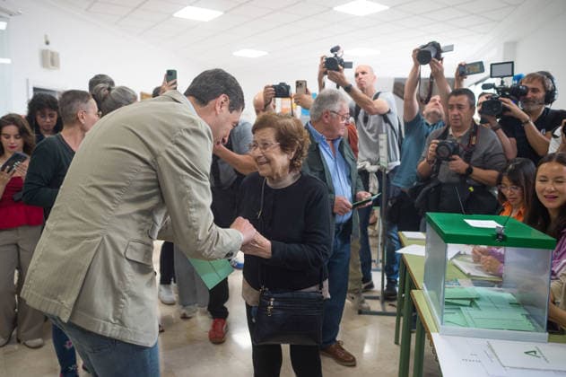Andalusian regional elections in Malaga, Spain - 17 May 2026 Andalusian Popular Party leader and candidate for reelection to lead the Andalusian government, Juan Manuel Moreno Bonilla is seen greeting an elderly woman before casting his vote during Andalusian regional elections. Thousands of Andalusians are called to vote for a new candidate to lead the Andalusian government as polls suggesting the People s Party (Spain) could secure an absolute majority. Malaga Spain Copyright: xJesusxMeridax xSOPAxImagesx 17052026_JMERIDA1-6