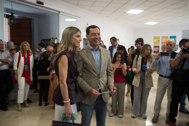 Andalusian regional elections in Malaga, Spain - 17 May 2026 Andalusian Popular Party leader and candidate for reelection to lead the Andalusian government, Juan Manuel Moreno Bonilla (C) accompanied by his wife Manuela Villena (L), are seen waiting before casting their vote during Andalusian regional elections. Thousands of Andalusians are called to vote for a new candidate to lead the Andalusian government as polls suggesting the People s Party (Spain) could secure an absolute majority. Malaga Spain Copyright: xJesusxMeridax xSOPAxImagesx 17052026_JMERIDA1-7