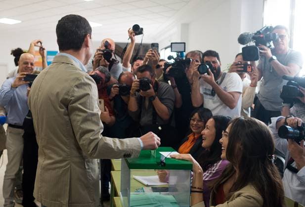 Andalusian regional elections in Malaga, Spain - 17 May 2026 Andalusian Popular Party leader and candidate for reelection to lead the Andalusian government, Juan Manuel Moreno Bonilla (C), is seen casting his vote during Andalusian regional elections. Thousands of Andalusians are called to vote for a new candidate to lead the Andalusian government as polls suggesting the People s Party (Spain) could secure an absolute majority. Malaga Spain Copyright: xJesusxMeridax xSOPAxImagesx 17052026_JMERIDA1-9