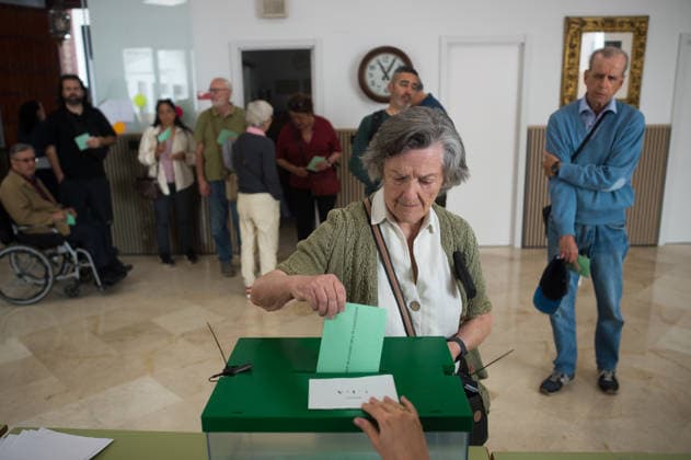 May 17, 2026, Malaga, Spain: An elderly woman is seen casting her vote inside a ballot box during the Andalusian regional elections. Thousands of Andalusians are called to vote for a new candidate to lead the Andalusian government as polls suggesting the People s Party (Spain) could secure an absolute majority. Malaga Spain - ZUMAs197 20260517_aaa_s197_029 Copyright: xJesusxMeridax