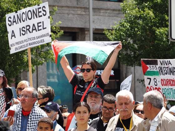 May 17, 2026, Madrid, Madrid, Spain: MADRID, SPAIN - MAY 17: Hundreds of pro-Palestinian demonstrators march through the streets of the Spanish capital, from Atocha to Plaza de Callao, to mark Nakba Day. Madrid Spain - ZUMAh199 20260517_zip_h199_010 Copyright: xAaronxHerediax