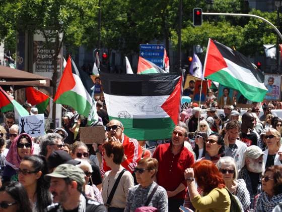 May 17, 2026, Madrid, Madrid, Spain: MADRID, SPAIN - MAY 17: Hundreds of pro-Palestinian demonstrators march through the streets of the Spanish capital, from Atocha to Plaza de Callao, to mark Nakba Day. Madrid Spain - ZUMAh199 20260517_zip_h199_011 Copyright: xAaronxHerediax