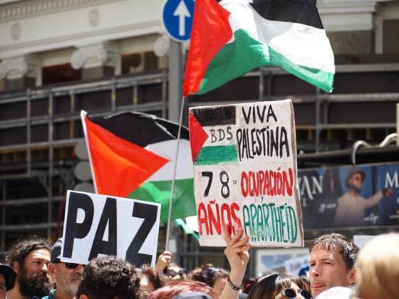 May 17, 2026, Madrid, Madrid, Spain: MADRID, SPAIN - MAY 17: Hundreds of pro-Palestinian demonstrators march through the streets of the Spanish capital, from Atocha to Plaza de Callao, to mark Nakba Day. Madrid Spain - ZUMAh199 20260517_zip_h199_004 Copyright: xAaronxHerediax
