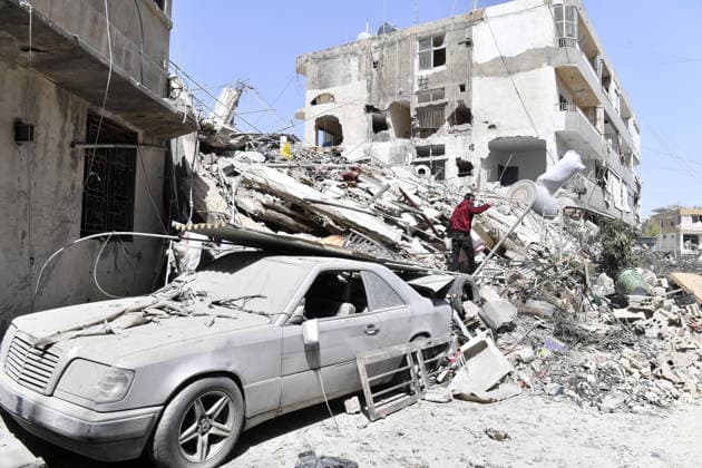 Israeli forces targets Tyre violating the ceasefire TYRE, LEBANON - MAY 17: A view of the damaged buildings and cars as the Israeli army carried out an attack violating the ceasefire on the city of Tyre in southern Lebanon, on May 17, 2026. Houssam Shbaro Anadolu Tyre Lebanon. Editorial use only. Please get in touch for any other usage.  Copyright: x2026xAnadoluxHoussamxShbarox