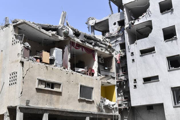 Israeli forces targets Tyre violating the ceasefire TYRE, LEBANON - MAY 17: A view of the damaged buildings as the Israeli army carried out an attack violating the ceasefire on the city of Tyre in southern Lebanon, on May 17, 2026. Houssam Shbaro Anadolu Tyre Lebanon. Editorial use only. Please get in touch for any other usage.  Copyright: x2026xAnadoluxHoussamxShbarox