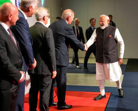 GOTHENBURG, SWEDEN 20260517 Marcus Wallenberg greets Indian Prime Minister Narendra Modi as he arrives at the World of Volvo where the leaders will have bilateral meetings and participate in discussions with European business leaders on innovation and trade, in Gothenburg, Sweden, Sunday, May 17, 2026 GOTHENBURG SWEDEN x9200x  Copyright: xBjörnxLarssonxRosvall TTx MODI I GÖTEBORG PuV67_BR7rM
