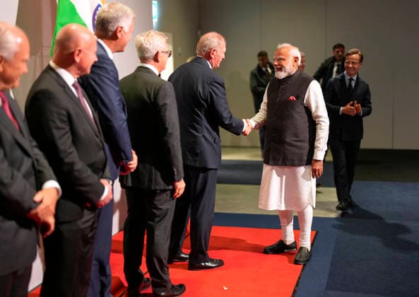 GOTHENBURG, SWEDEN 20260517 Marcus Wallenberg greets Indian Prime Minister Narendra Modi as he arrives at the World of Volvo where the leaders will have bilateral meetings and participate in discussions with European business leaders on innovation and trade, in Gothenburg, Sweden, Sunday, May 17, 2026 GOTHENBURG SWEDEN x9200x  Copyright: xBjörnxLarssonxRosvall TTx MODI I GÖTEBORG rsN3X0GcCR4