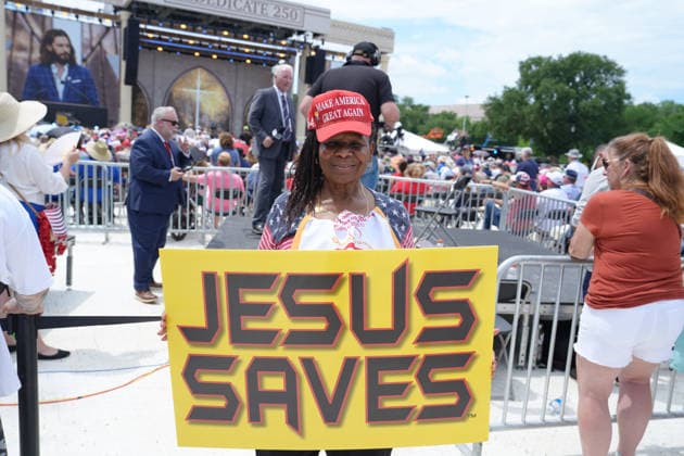A person manifests during the prayer festival in Washington, D.C. USA 17 May 2026. The event, called Rededicating the 250th Anniversary: ??A National Jubilee of Prayer, Praise, and Thanksgiving, is part of a series of celebrations commemorating the 250th anniversary of the United States, which falls on July 4th. Trump endorses Christian prayer festival taking place this Sunday in Washington !ACHTUNG: NUR REDAKTIONELLE NUTZUNG!  Copyright: xOctavioxGuzmánx AME2457 20260517-55020315844_1