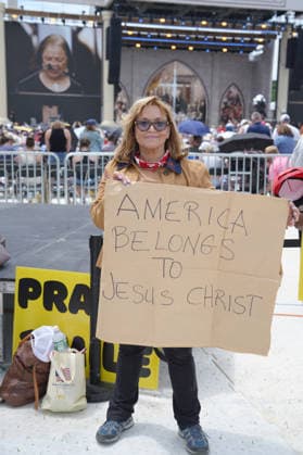 A person manifests during the prayer festival in Washington, D.C. USA 17 May 2026. The event, called Rededicating the 250th Anniversary: ??A National Jubilee of Prayer, Praise, and Thanksgiving, is part of a series of celebrations commemorating the 250th anniversary of the United States, which falls on July 4th. Trump endorses Christian prayer festival taking place this Sunday in Washington !ACHTUNG: NUR REDAKTIONELLE NUTZUNG!  Copyright: xOctavioxGuzmánx AME2454 20260517-55020315852_1