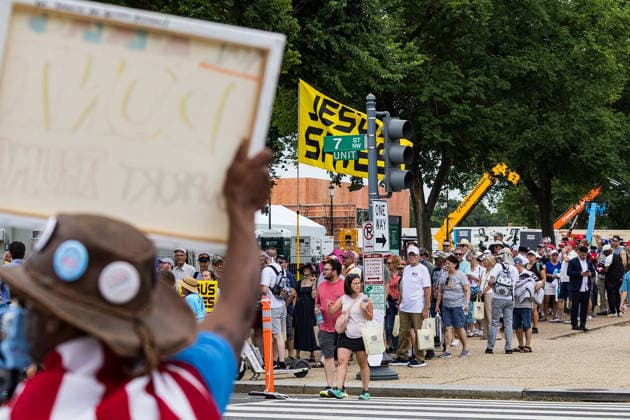 May 17, 2026, Washington, District Of Columbia, USA: Protesters hold signs and shout slogans denouncing the Trump administration across from attendees queueing to enter the Ã¢â‚¬oeRededicate 250Ã¢â‚¬Â event on the National Mall. Washington USA - ZUMAh196 20260517_znp_h196_017 Copyright: xTomxHudsonx