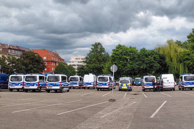 Großeinsatz in Pforzheim: 1,8-Tonnen-Weltkriegsbombe erfolgreich entschärft Am Sonntag, dem 17.05.2026, lief in Pforzheim eine der größten Bombenentschärfungen der vergangenen Jahre in Baden-Württemberg. In der Oststadt war bei Bauarbeiten eine britische Weltkriegsbombe vom Typ HC-4000 mit rund 1,8 Tonnen Gewicht entdeckt worden. Aufgrund der Gefahrenlage mussten etwa 27.000 bis 30.000 Menschen ihre Wohnungen verlassen. Seit den frühen Morgenstunden waren rund 1.500 Einsatzkräfte von Feuerwehr, Polizei, Rettungsdienst und Hilfsorganisationen im Großeinsatz. Auch der ASB Region Pforzheim-Enz unterstützte die Maßnahmen mit zahlreichen Fahrzeugen und rund 70 Einsatzkräften. Der Bahnverkehr rund um Pforzheim war zeitweise massiv ein