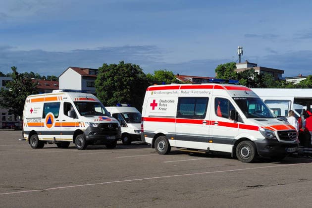 Großeinsatz in Pforzheim: 1,8-Tonnen-Weltkriegsbombe erfolgreich entschärft Am Sonntag, dem 17.05.2026, lief in Pforzheim eine der größten Bombenentschärfungen der vergangenen Jahre in Baden-Württemberg. In der Oststadt war bei Bauarbeiten eine britische Weltkriegsbombe vom Typ HC-4000 mit rund 1,8 Tonnen Gewicht entdeckt worden. Aufgrund der Gefahrenlage mussten etwa 27.000 bis 30.000 Menschen ihre Wohnungen verlassen. Seit den frühen Morgenstunden waren rund 1.500 Einsatzkräfte von Feuerwehr, Polizei, Rettungsdienst und Hilfsorganisationen im Großeinsatz. Auch der ASB Region Pforzheim-Enz unterstützte die Maßnahmen mit zahlreichen Fahrzeugen und rund 70 Einsatzkräften. Der Bahnverkehr rund um Pforzheim war zeitweise massiv ein