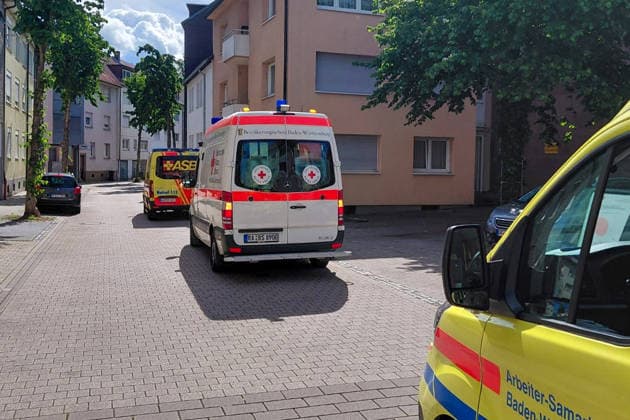 Großeinsatz in Pforzheim: 1,8-Tonnen-Weltkriegsbombe erfolgreich entschärft Am Sonntag, dem 17.05.2026, lief in Pforzheim eine der größten Bombenentschärfungen der vergangenen Jahre in Baden-Württemberg. In der Oststadt war bei Bauarbeiten eine britische Weltkriegsbombe vom Typ HC-4000 mit rund 1,8 Tonnen Gewicht entdeckt worden. Aufgrund der Gefahrenlage mussten etwa 27.000 bis 30.000 Menschen ihre Wohnungen verlassen. Seit den frühen Morgenstunden waren rund 1.500 Einsatzkräfte von Feuerwehr, Polizei, Rettungsdienst und Hilfsorganisationen im Großeinsatz. Auch der ASB Region Pforzheim-Enz unterstützte die Maßnahmen mit zahlreichen Fahrzeugen und rund 70 Einsatzkräften. Der Bahnverkehr rund um Pforzheim war zeitweise massiv ein