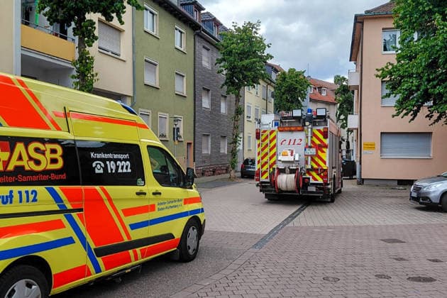 Großeinsatz in Pforzheim: 1,8-Tonnen-Weltkriegsbombe erfolgreich entschärft Am Sonntag, dem 17.05.2026, lief in Pforzheim eine der größten Bombenentschärfungen der vergangenen Jahre in Baden-Württemberg. In der Oststadt war bei Bauarbeiten eine britische Weltkriegsbombe vom Typ HC-4000 mit rund 1,8 Tonnen Gewicht entdeckt worden. Aufgrund der Gefahrenlage mussten etwa 27.000 bis 30.000 Menschen ihre Wohnungen verlassen. Seit den frühen Morgenstunden waren rund 1.500 Einsatzkräfte von Feuerwehr, Polizei, Rettungsdienst und Hilfsorganisationen im Großeinsatz. Auch der ASB Region Pforzheim-Enz unterstützte die Maßnahmen mit zahlreichen Fahrzeugen und rund 70 Einsatzkräften. Der Bahnverkehr rund um Pforzheim war zeitweise massiv ein