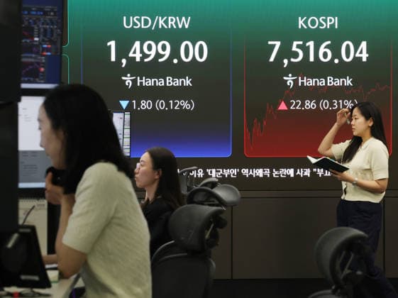 KOSPI rises KOSPI rises A financial data screen in the dealing room of Hana Bank in Seoul on May 18, 2026, shows the benchmark Korea Composite Stock Price Index having gained 22.86 points, or 0.31 percent, to close at 7,516.04. South Korean stocks closed higher as investors scooped up major chipmakers, including market heavyweight Samsung Electronics. (Yonhap) 2026-05-18 15:59:38 < 1980-2026 YONHAPNEWS AGENCY. .> ¼­¿ïÆ¯º°½Ã EDITORIAL USE ONLY  Copyright: xx PYH2026051815700031500 YonhapxNewsx yonphotos252352