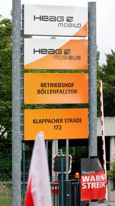 Strike at local transport company HEAG 18 05 2026 Selected streetcar and bus lines will come to a standstill on Monday 18 from 3 a.m. due to the warning strike in the wage dispute with HEAG mobilo and HEAG mobibus The VERDI union is demanding pay rises for trainees and for 830 employees here Picket at the entrance to the company premises Darmstadt Hesse Germ