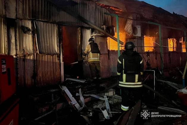 Aftermath of Russian attack in Dnipropetrovsk DNIPROPETROVSK, UKRAINE - MAY 18: (----EDITORIAL USE ONLY - MANDATORY CREDIT - STATE EMERGENCY SERVICE OF UKRAINE HANDOUT - NO MARKETING NO ADVERTISING CAMPAIGNS - DISTRIBUTED AS A SERVICE TO CLIENTS----) Firefighters work at the area after a Russian attack as the buildings, private homes, businesses, and vehicles are damaged in Dnipropetrovsk, Ukraine on May 18, 2026. 26 people, including 2 children, were injured after the attack. State Emergency Service of Ukraine Anadolu Dnipropetrovsk Ukraine. Editorial use only. Please get in touch for any other usage.  Copyright: x2026xAnadoluxStatexEmergencyxServicexofxUkrainex